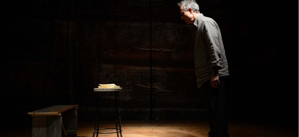 Nel Giorno della Memoria il palco del Teatro Sociale ricorda la testimonianza di Primo Levi con lo spettacolo Primo''